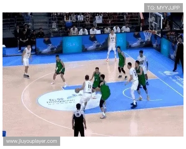 京辽大战北京力克辽宁，争议判罚与连续技术犯规引热议。